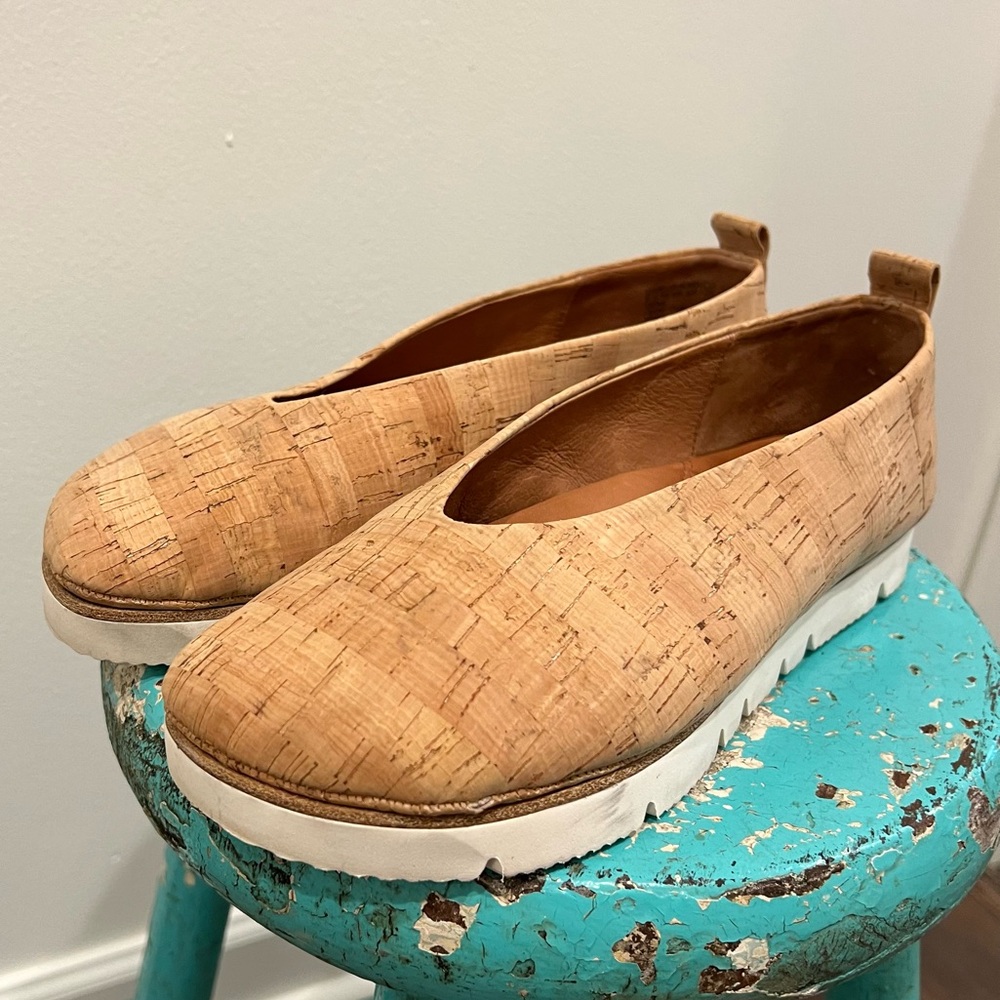 Gentle Souls Tan Flats - Picture 2 of 12